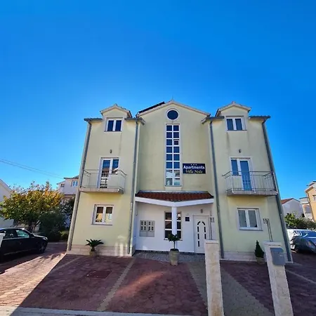 Neda Apartament *